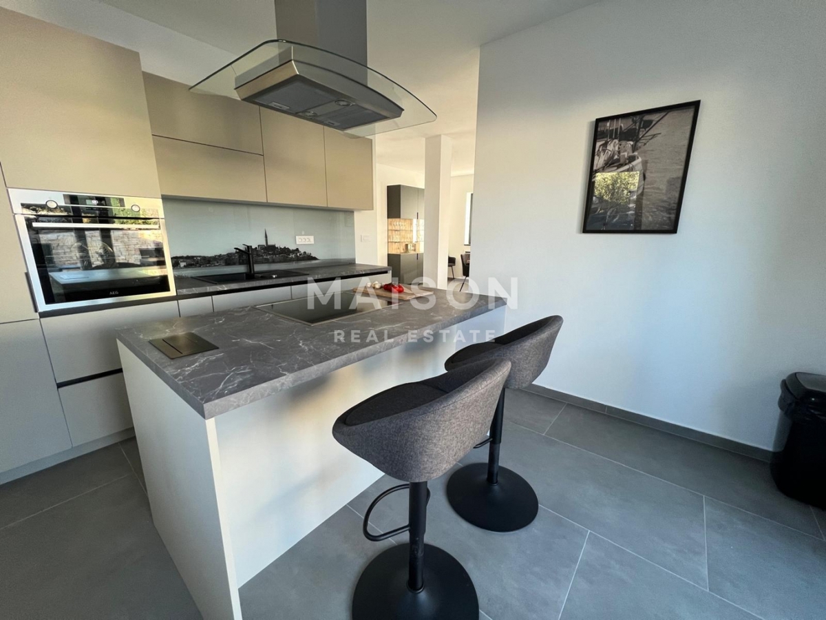 Moderna villa di 208 m² con piscina, materiali di alta qualità – posizione tranquilla