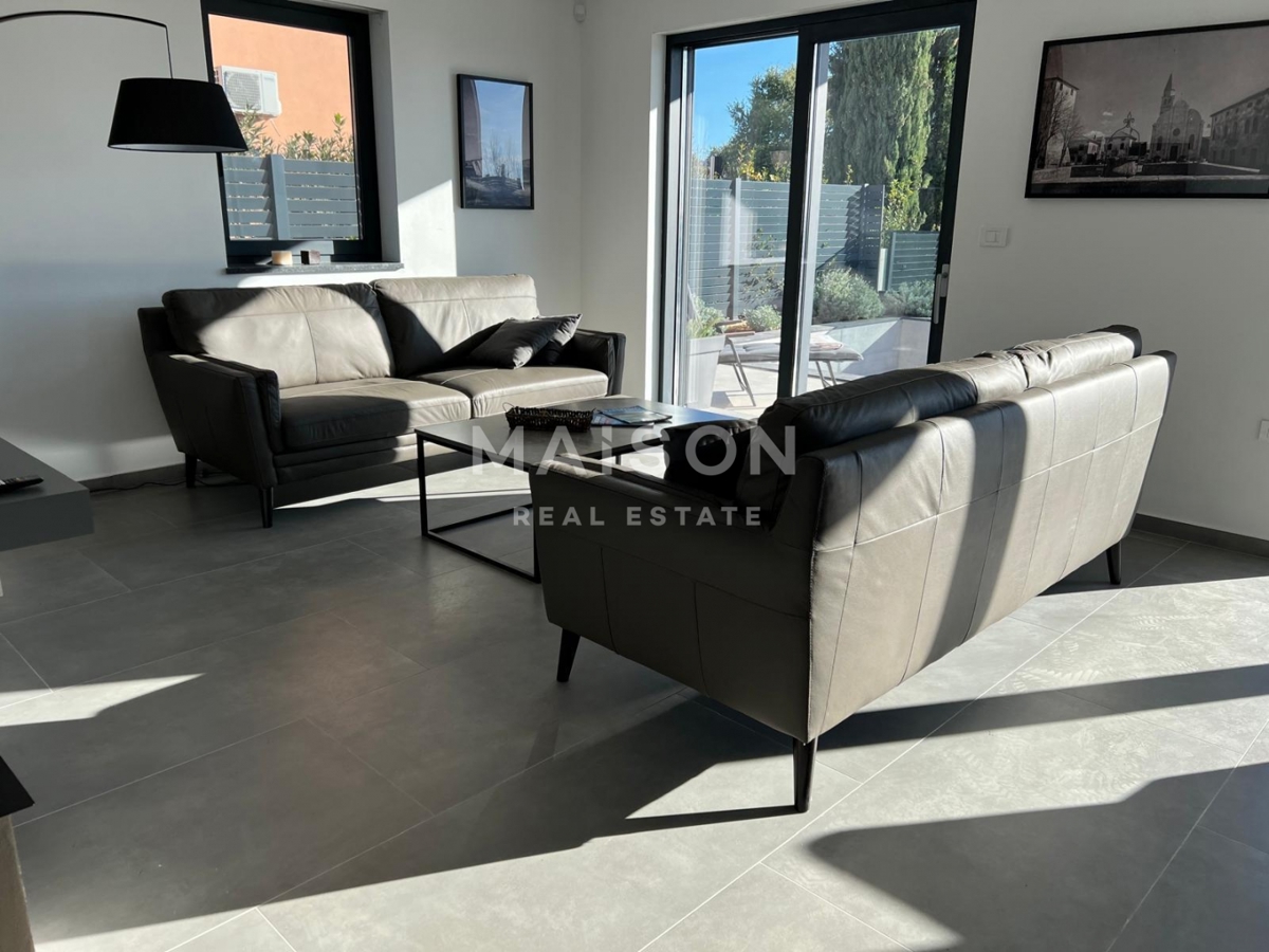 Moderna villa di 208 m² con piscina, materiali di alta qualità – posizione tranquilla