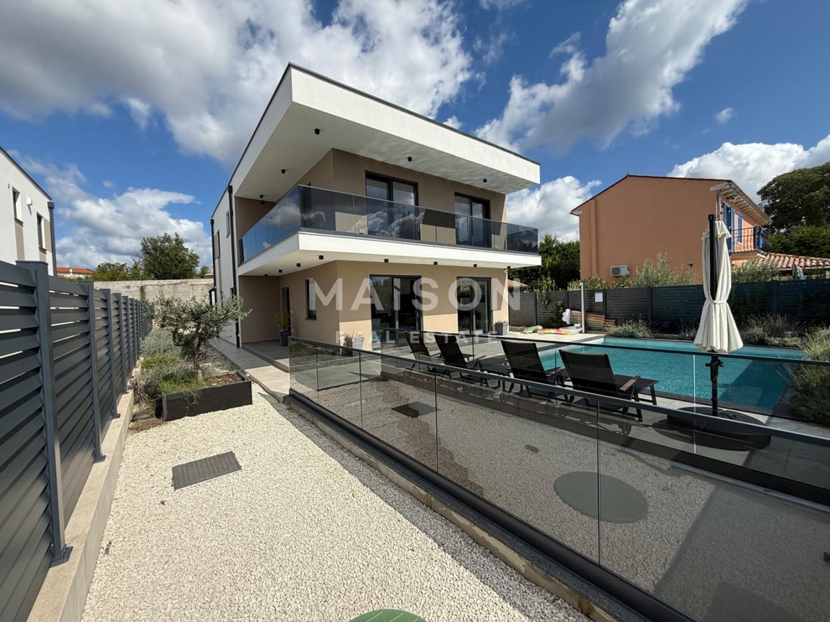 Moderna villa di 208 m² con piscina, materiali di alta qualità – posizione tranquilla
