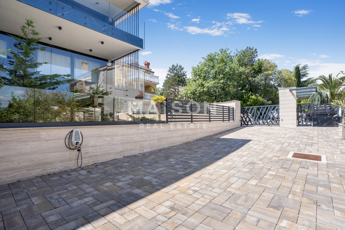 Isola di Krk, Malinska, attico di lusso con piscina