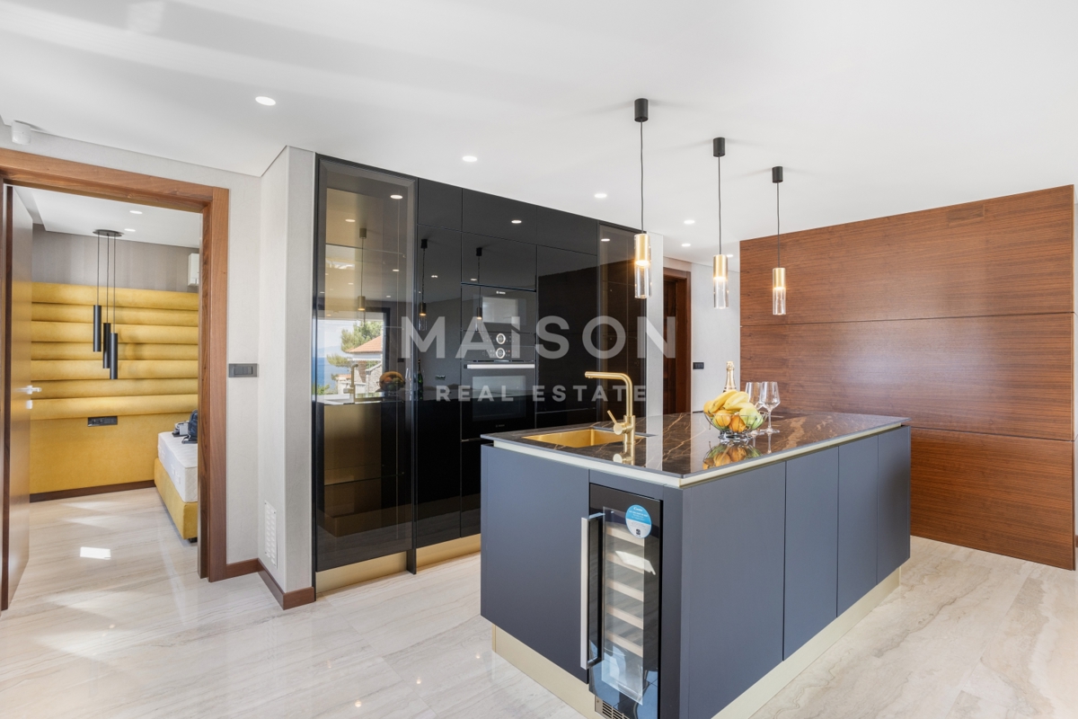 Isola di Krk, Malinska, attico di lusso con piscina