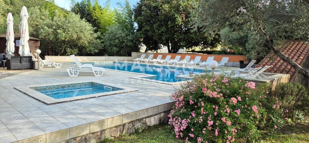 Commerciale Krnica, Marčana, 1.600m2