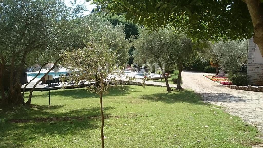 Commerciale Krnica, Marčana, 1.600m2