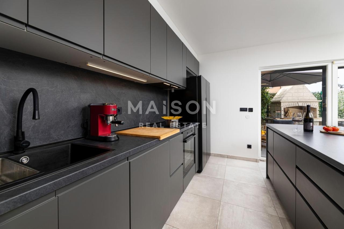 Malinska, casa di lusso arredata con giardino e vista mare