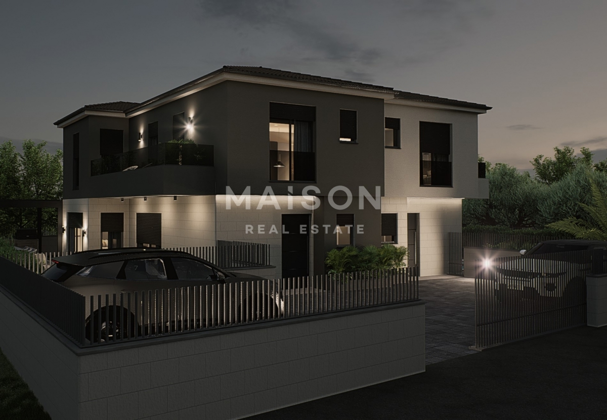 Terreno edificabile vicino a Malinska per una casa bifamiliare con due piscine