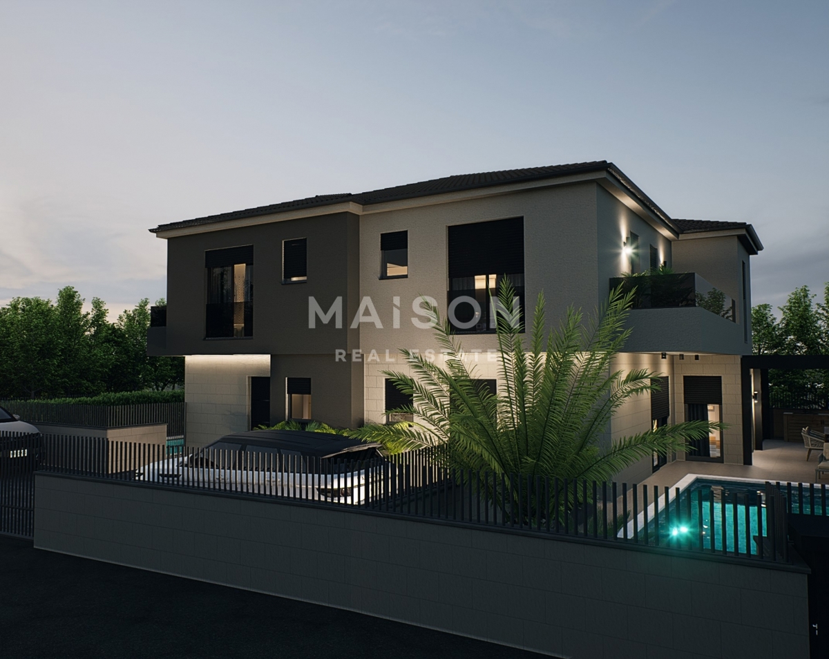 Terreno edificabile vicino a Malinska per una casa bifamiliare con due piscine