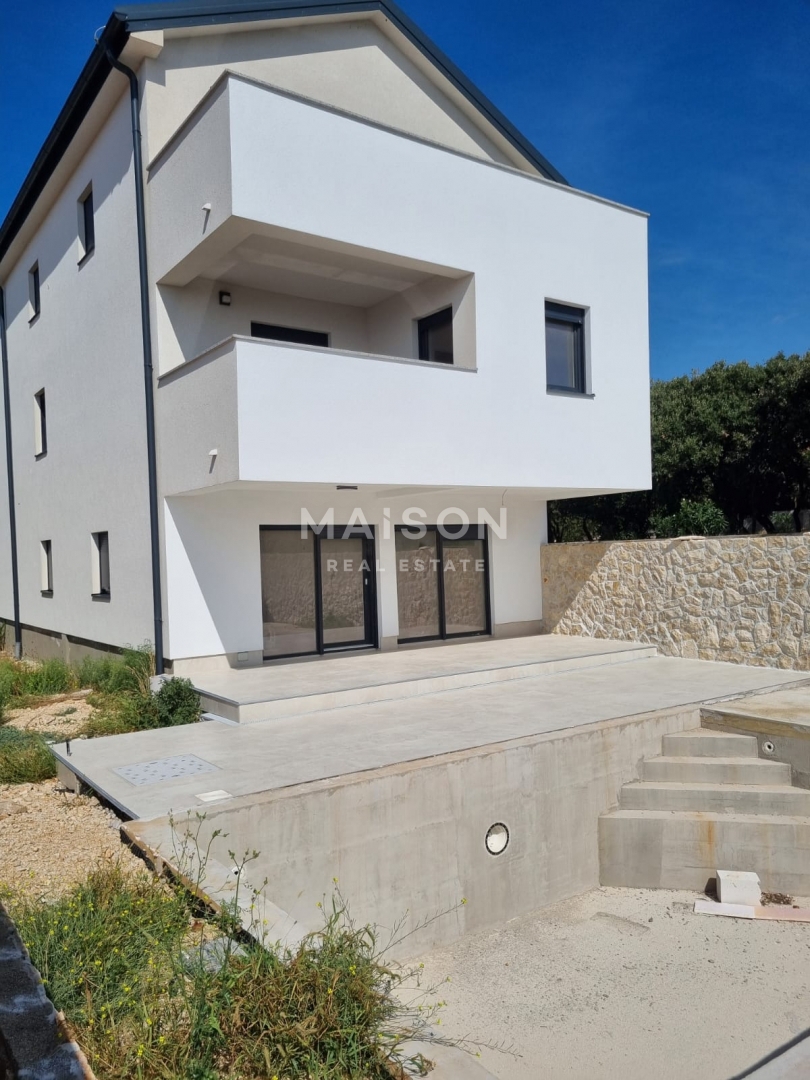 Appartamento con Tre Camere e Piscina, a 250 m dalla Spiaggia – Mandre, Pag