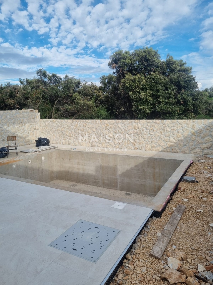 Appartamento con Tre Camere e Piscina, a 250 m dalla Spiaggia – Mandre, Pag