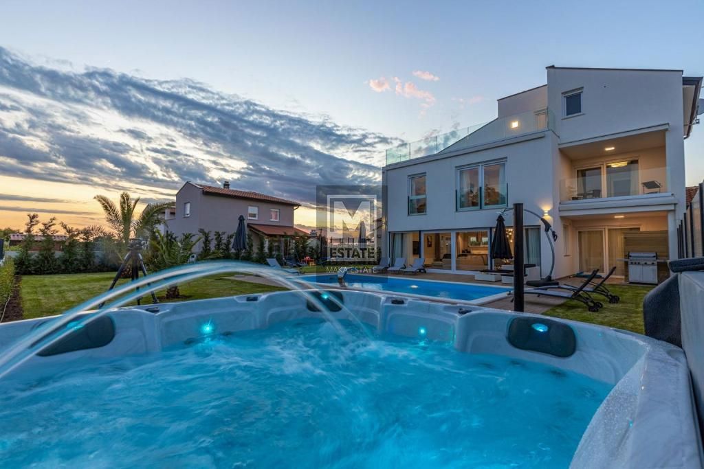 Parenzo, dintorni, villa di lusso con vista mare