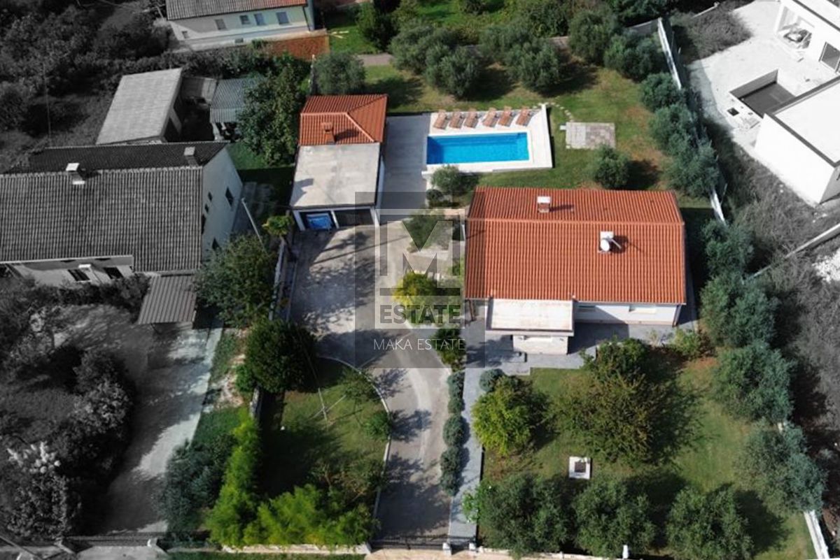 Parenzo, dintorni, villa con piscina e ampio giardino!