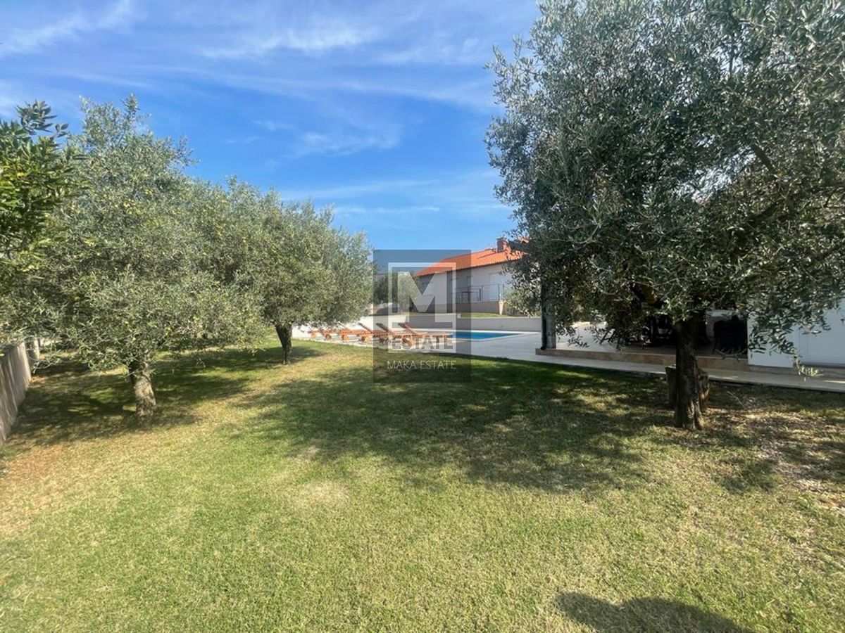 Parenzo, dintorni, villa con piscina e ampio giardino!