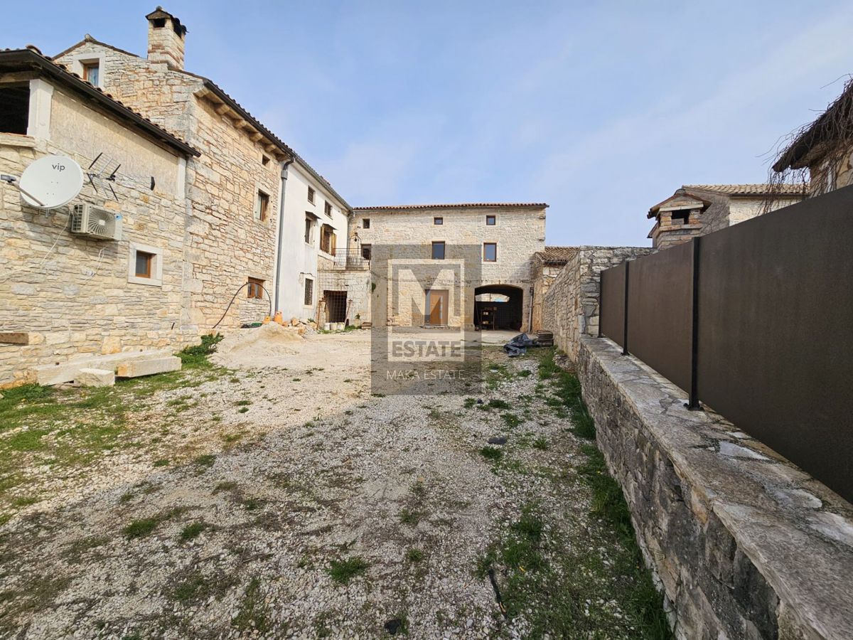 Parenzo, dintorni, casa autoctona con ristrutturazione iniziata!