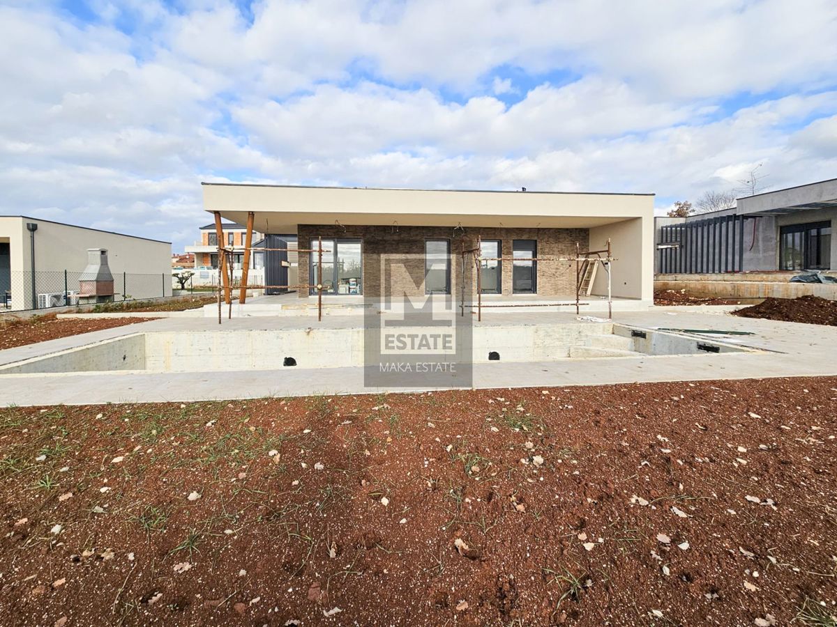 Parenzo, dintorni, piano terra con piscina!