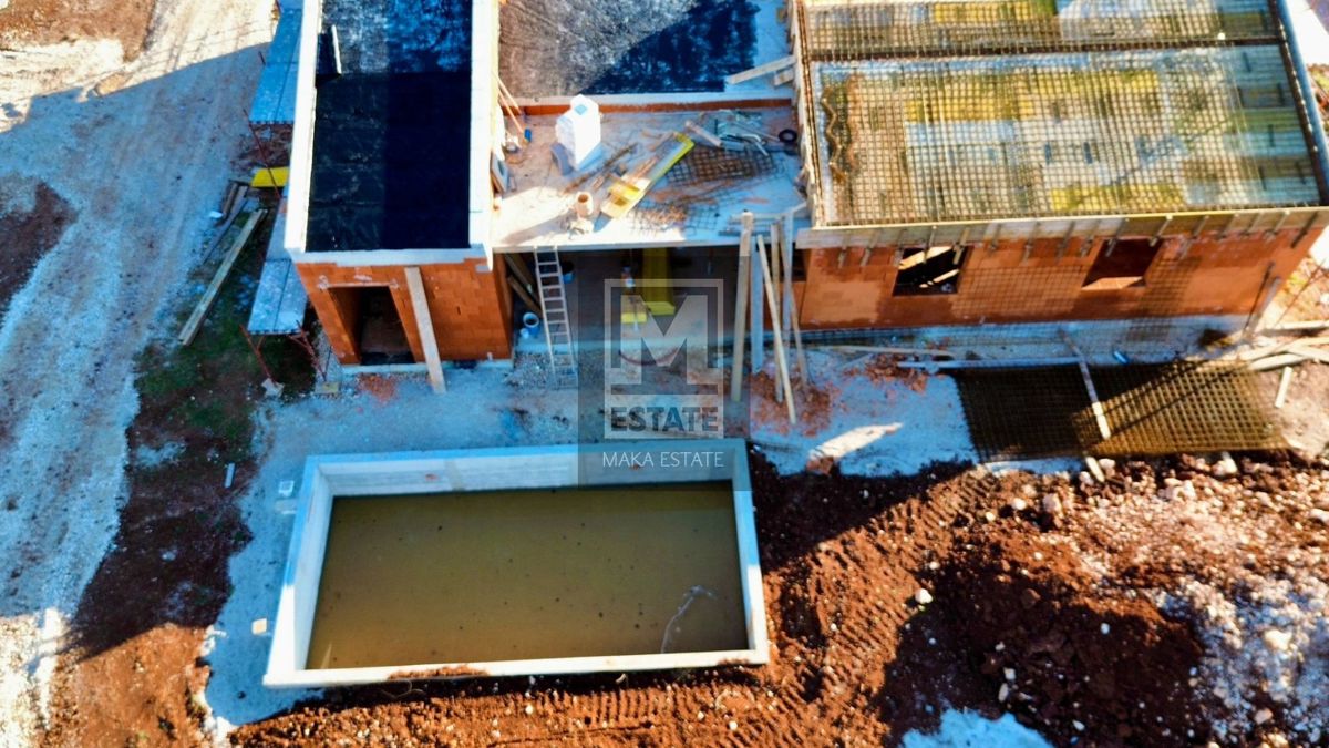 Parenzo, dintorni, casa al piano terra con piscina in costruzione!