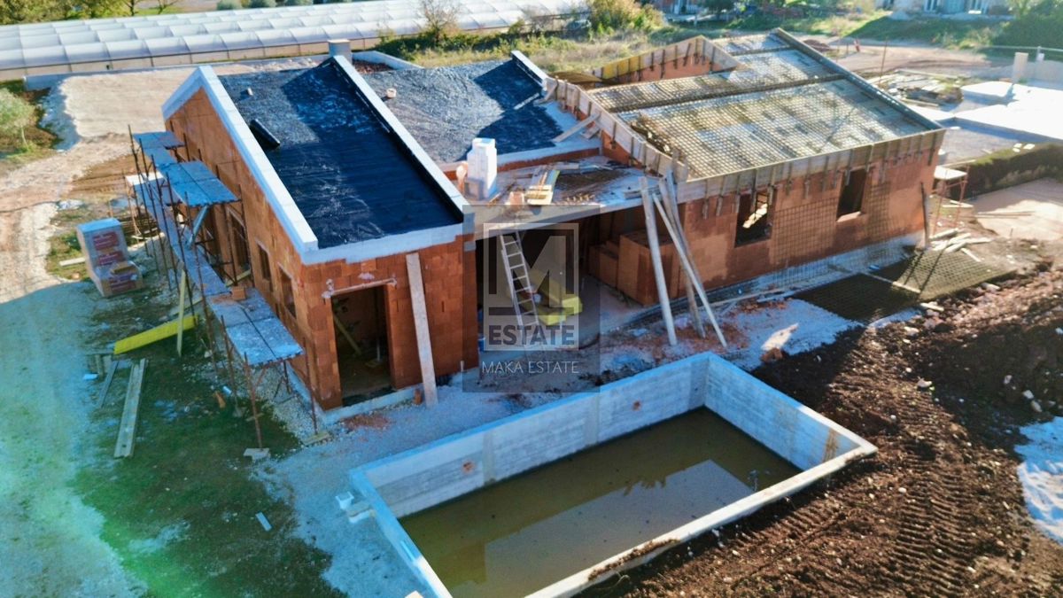 Parenzo, dintorni, casa al piano terra con piscina in costruzione!