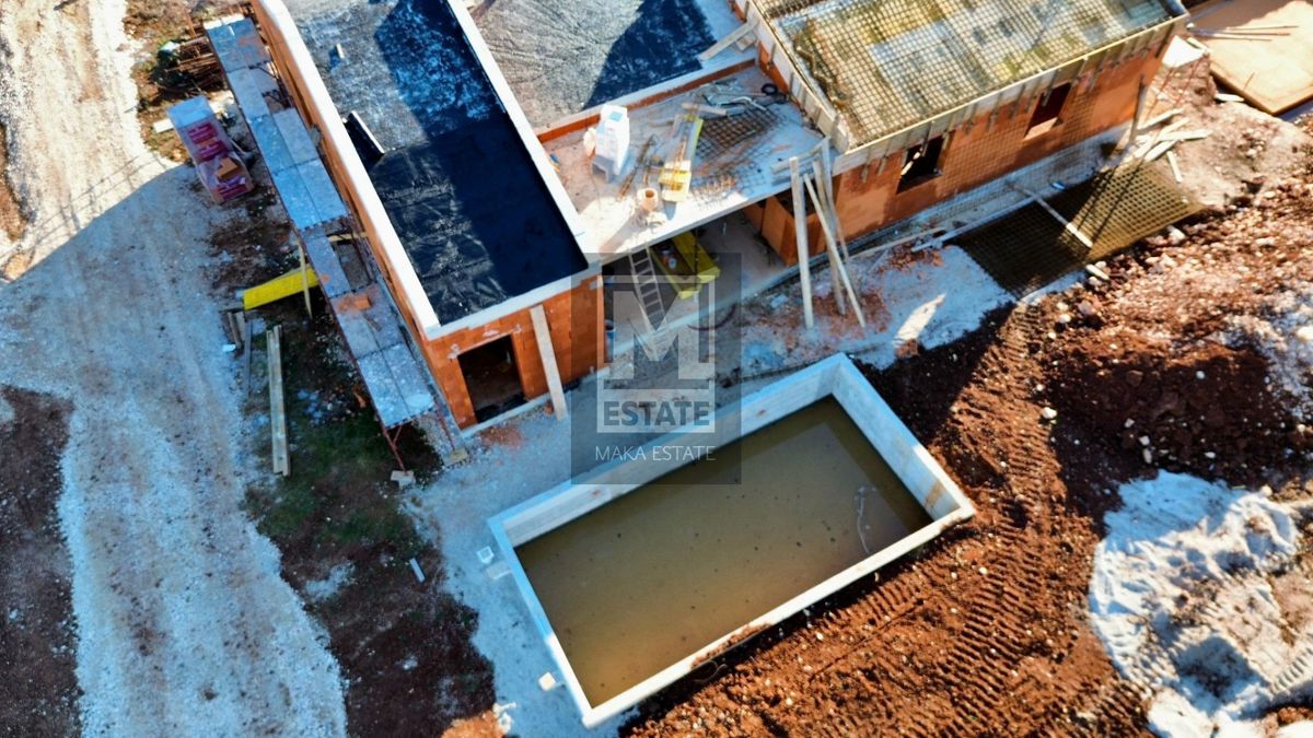 Parenzo, dintorni, casa al piano terra con piscina in costruzione!