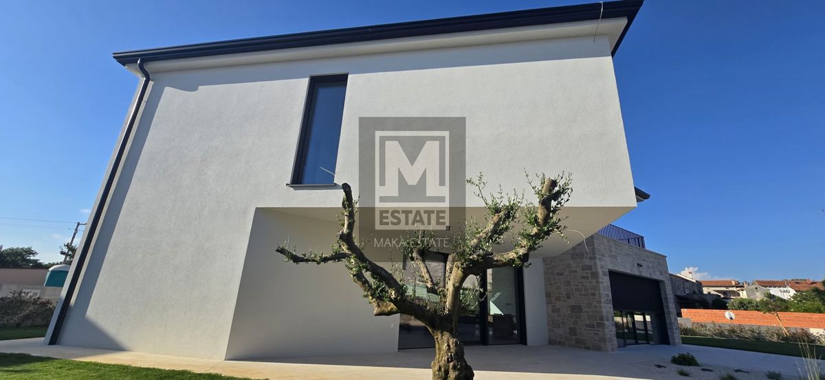 Parenzo, dintorni, Casa moderna con piscina