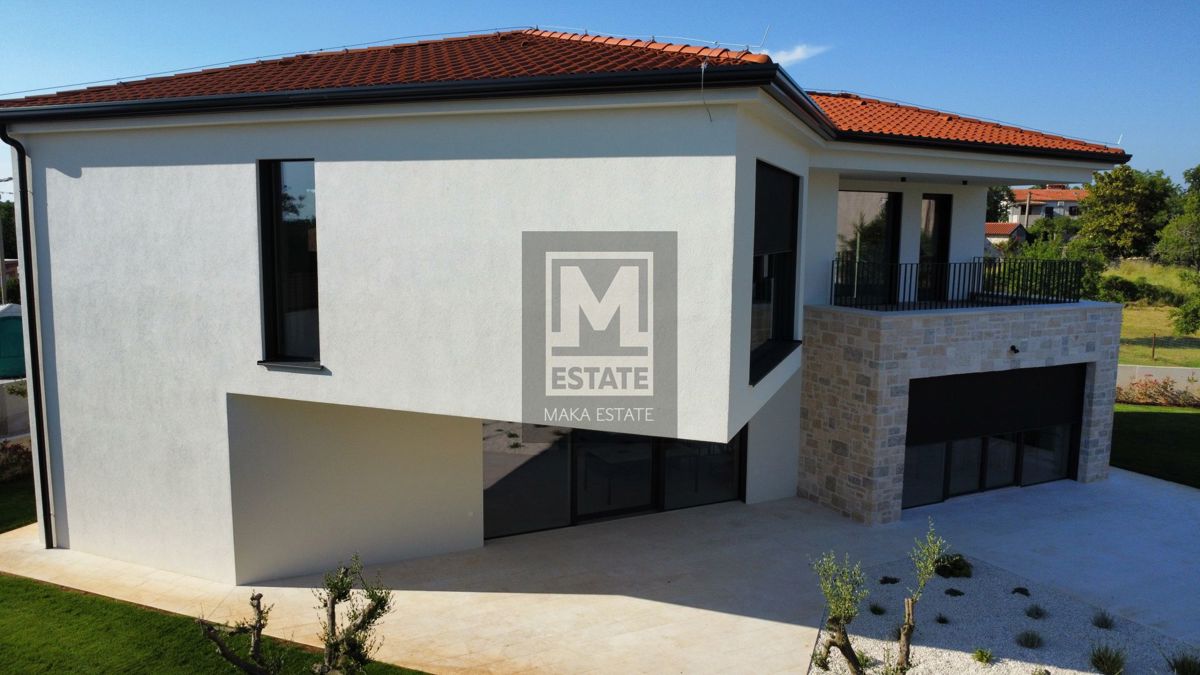 Parenzo, dintorni, Casa moderna con piscina