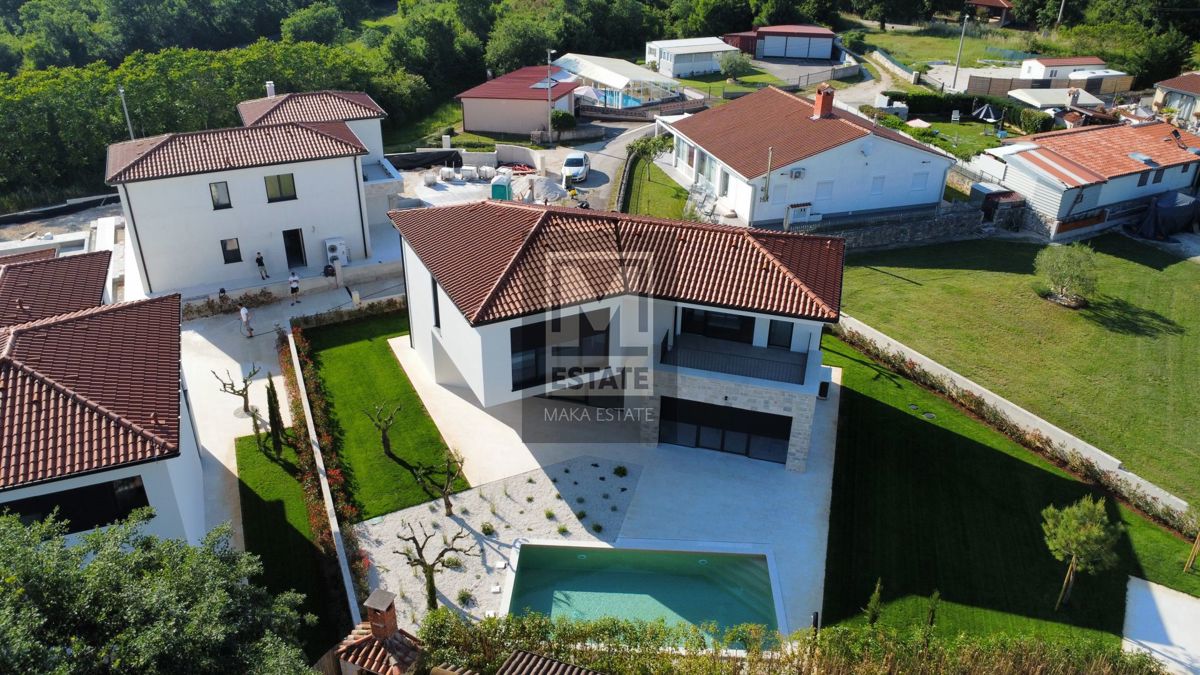 Parenzo, dintorni, Casa moderna con piscina