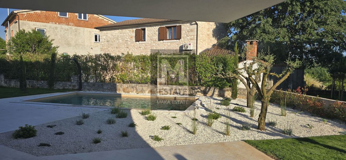 Parenzo, dintorni, Casa moderna con piscina