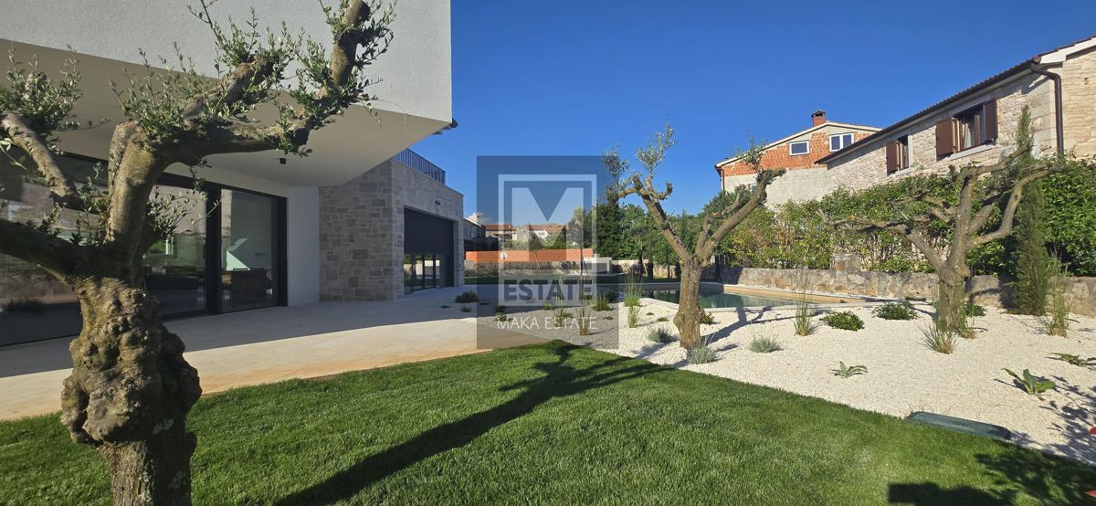 Parenzo, dintorni, Casa moderna con piscina