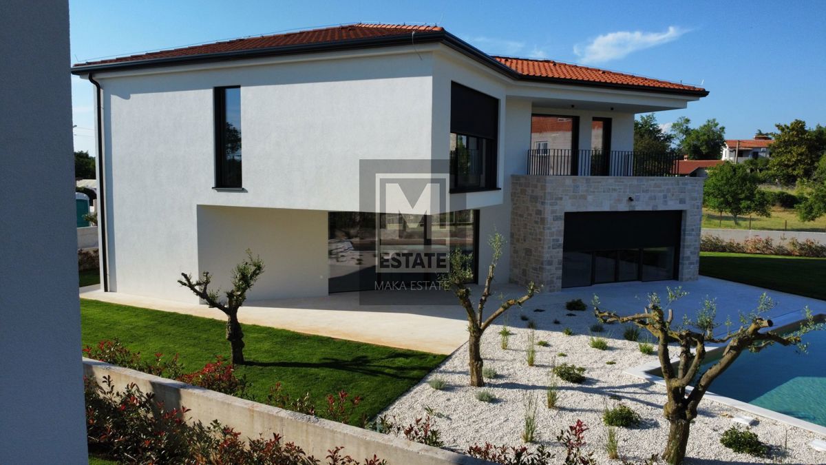 Parenzo, dintorni, Casa moderna con piscina