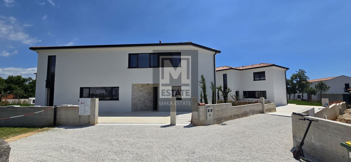 Parenzo, dintorni, Casa moderna con piscina