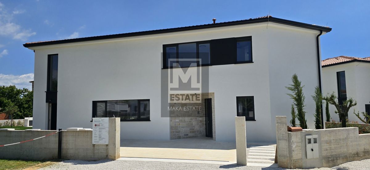 Parenzo, dintorni, Casa moderna con piscina