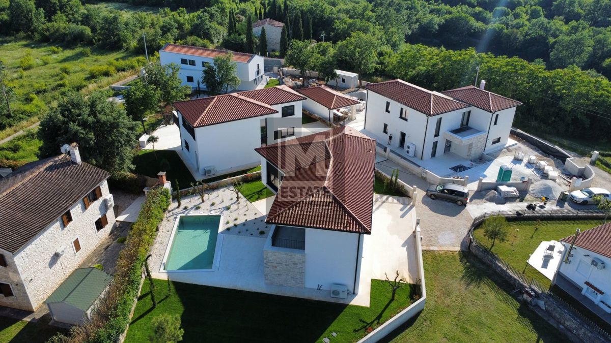 Parenzo, dintorni, Casa moderna con piscina