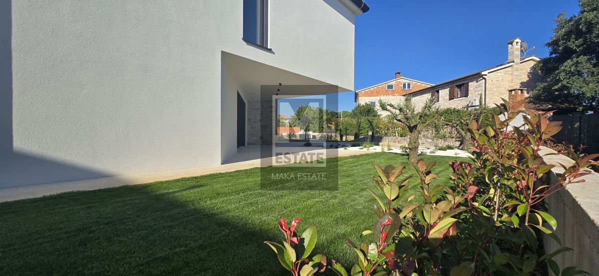Parenzo, dintorni, Casa moderna con piscina
