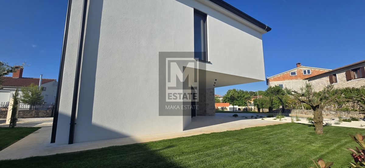 Parenzo, dintorni, Casa moderna con piscina