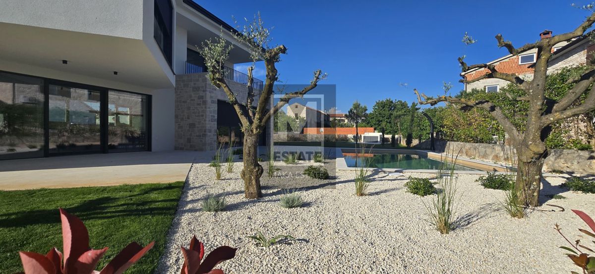 Parenzo, dintorni, Casa moderna con piscina