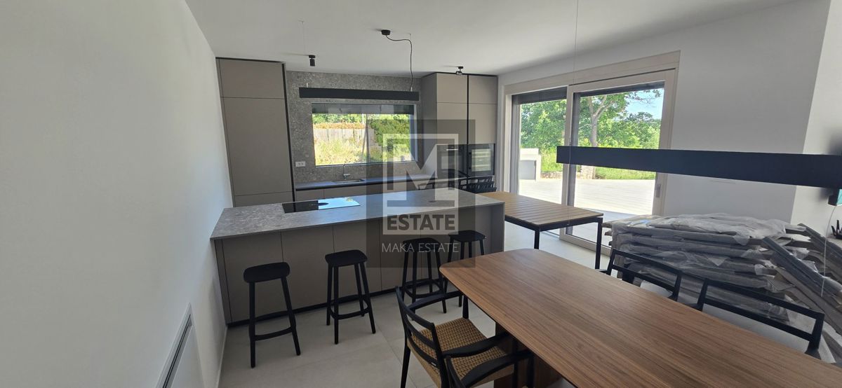 Parenzo, dintorni, Casa moderna con piscina