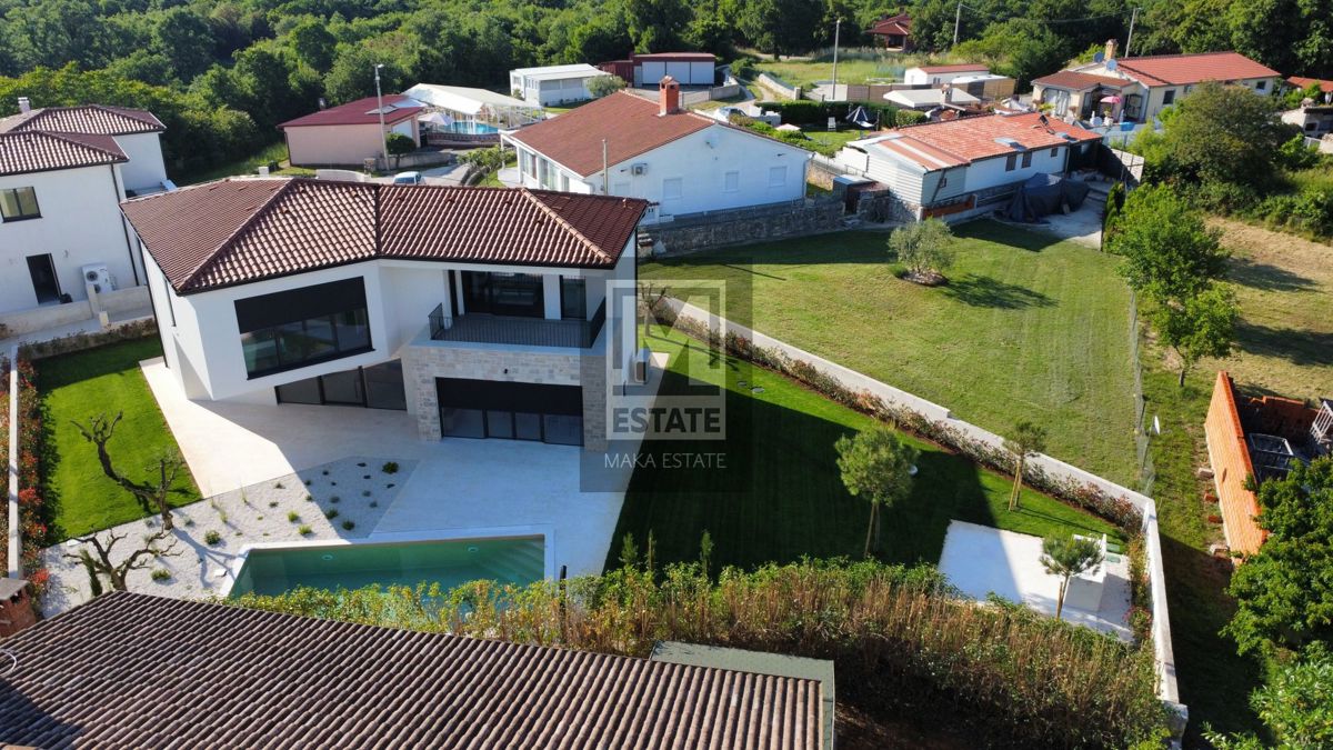 Parenzo, dintorni, Casa moderna con piscina