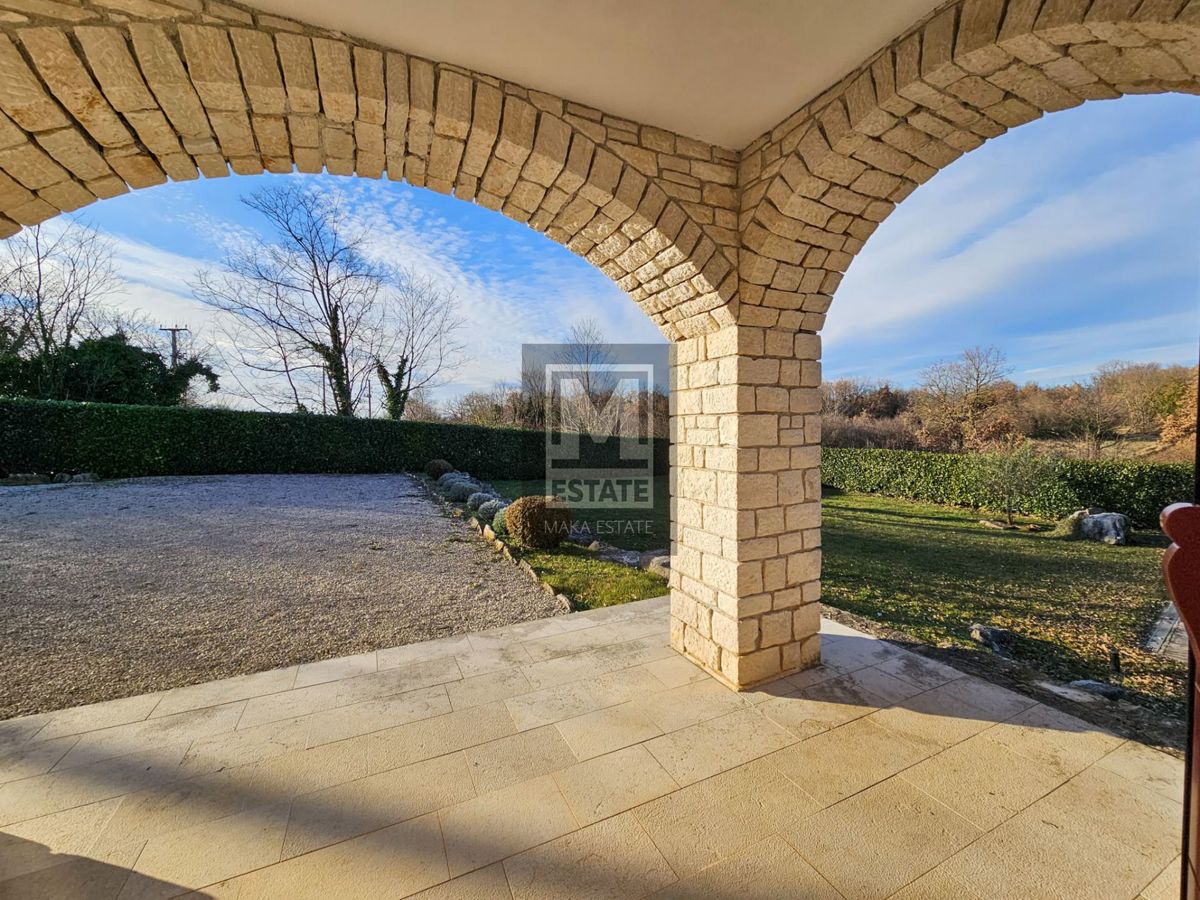 Parenzo, dintorni, villa con due appartamenti, ampio giardino e piscina!