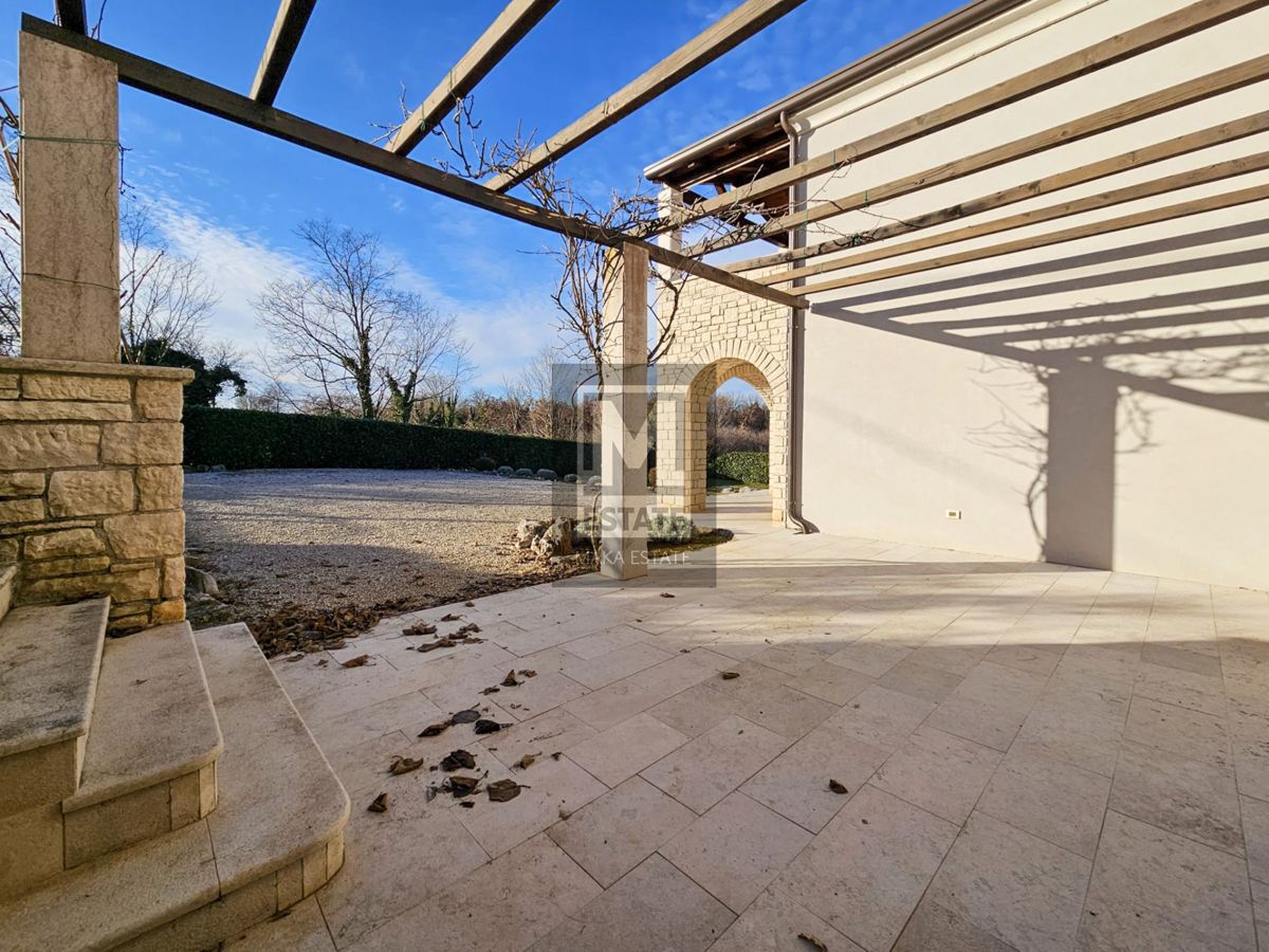 Parenzo, dintorni, villa con due appartamenti, ampio giardino e piscina!