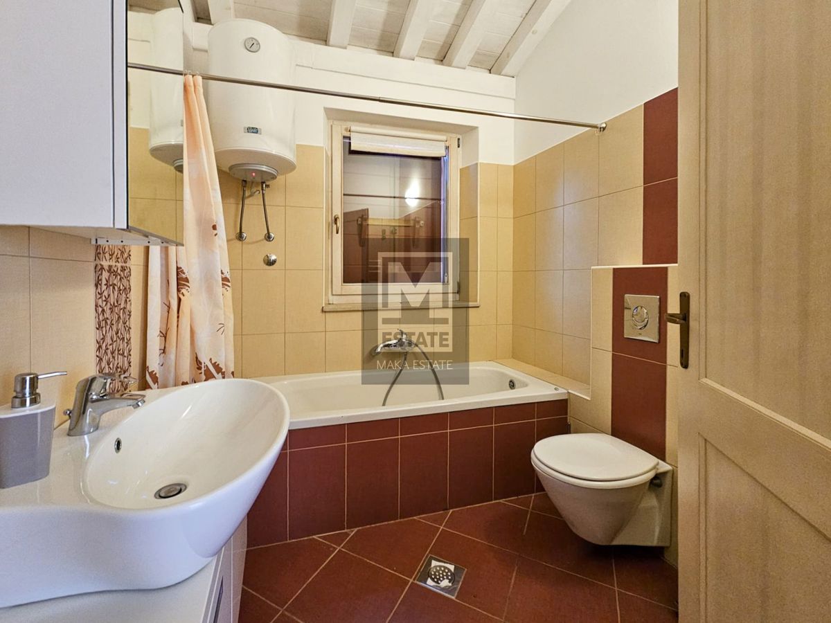 Parenzo, dintorni, villa con due appartamenti, ampio giardino e piscina!