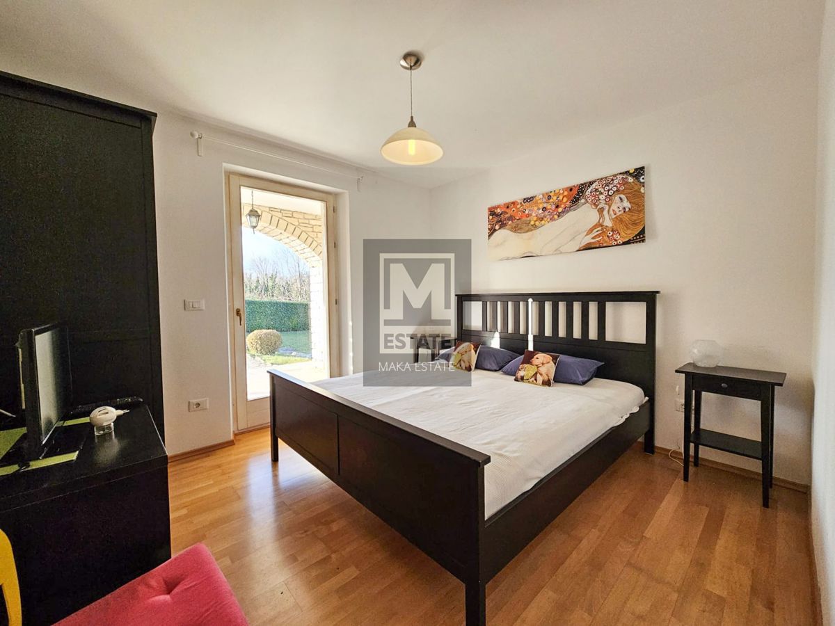 Parenzo, dintorni, villa con due appartamenti, ampio giardino e piscina!