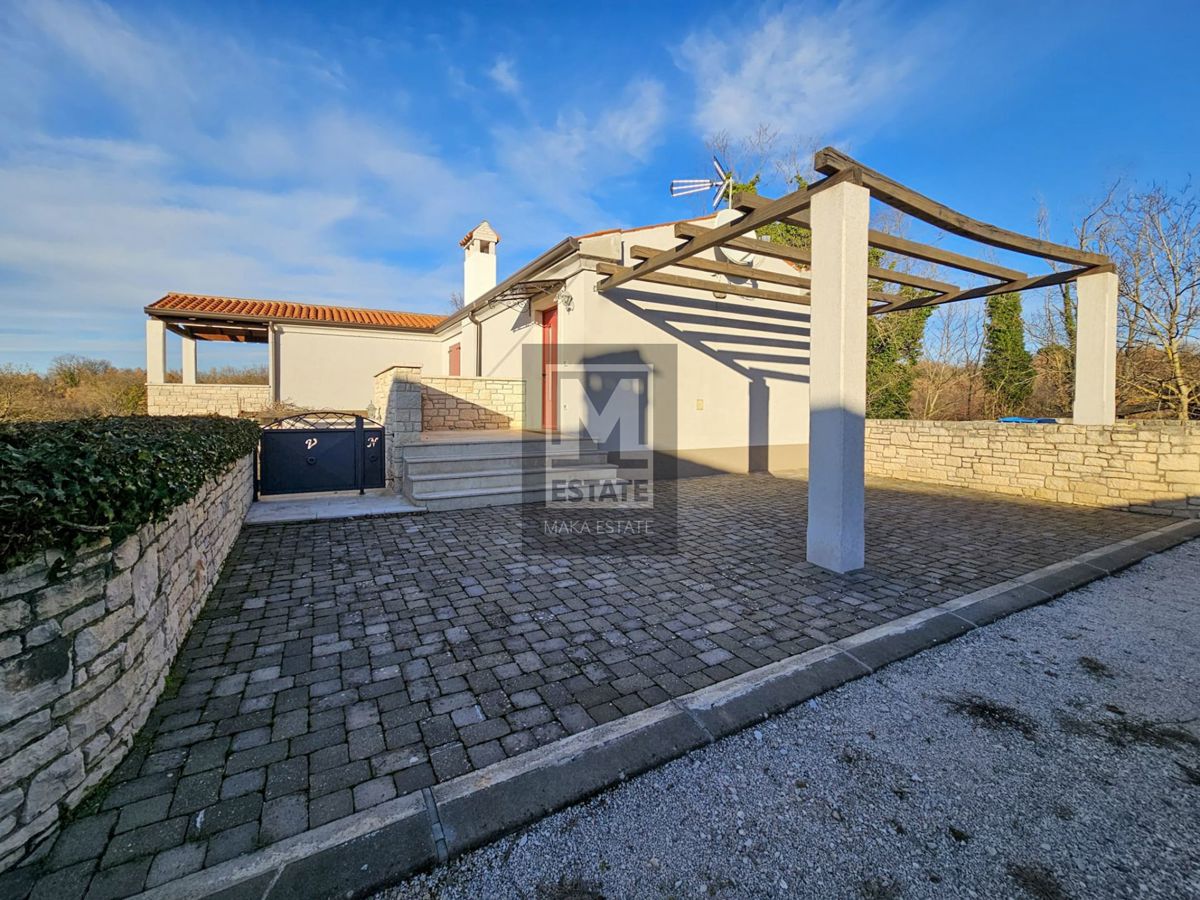 Parenzo, dintorni, villa con due appartamenti, ampio giardino e piscina!