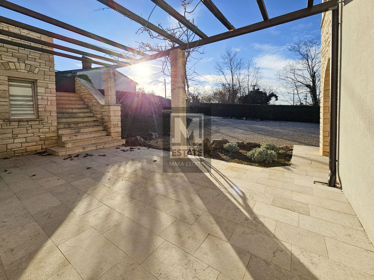 Parenzo, dintorni, villa con due appartamenti, ampio giardino e piscina!