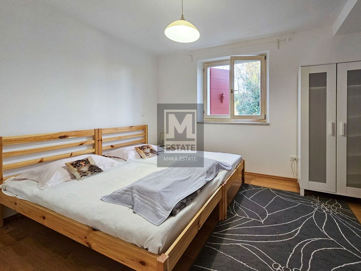 Parenzo, dintorni, villa con due appartamenti, ampio giardino e piscina!
