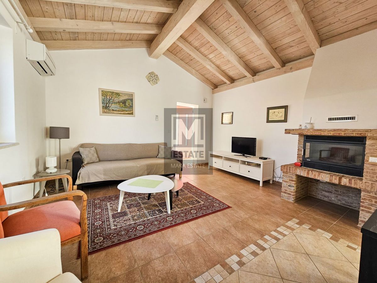 Parenzo, dintorni, villa con due appartamenti, ampio giardino e piscina!