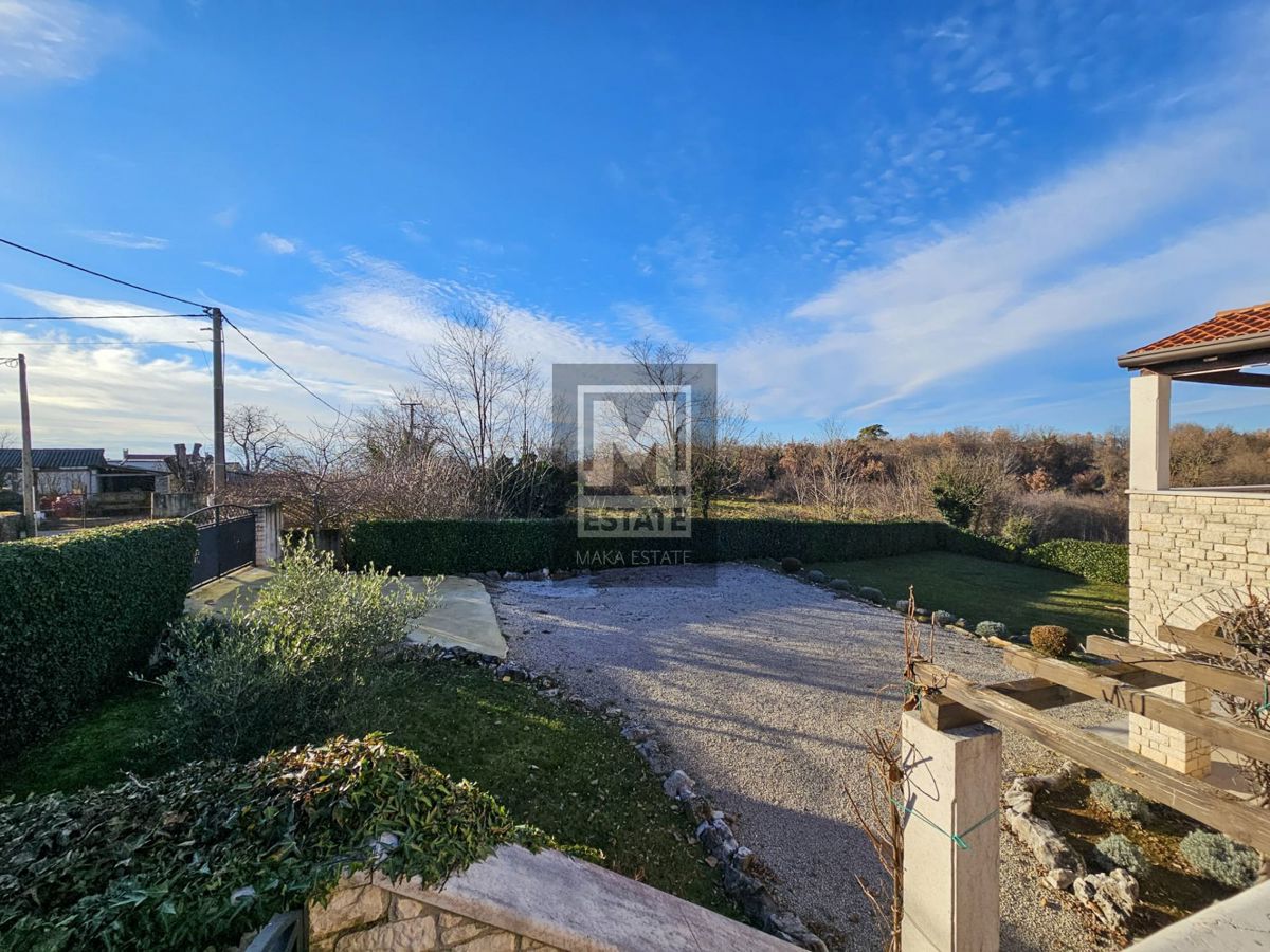 Parenzo, dintorni, villa con due appartamenti, ampio giardino e piscina!