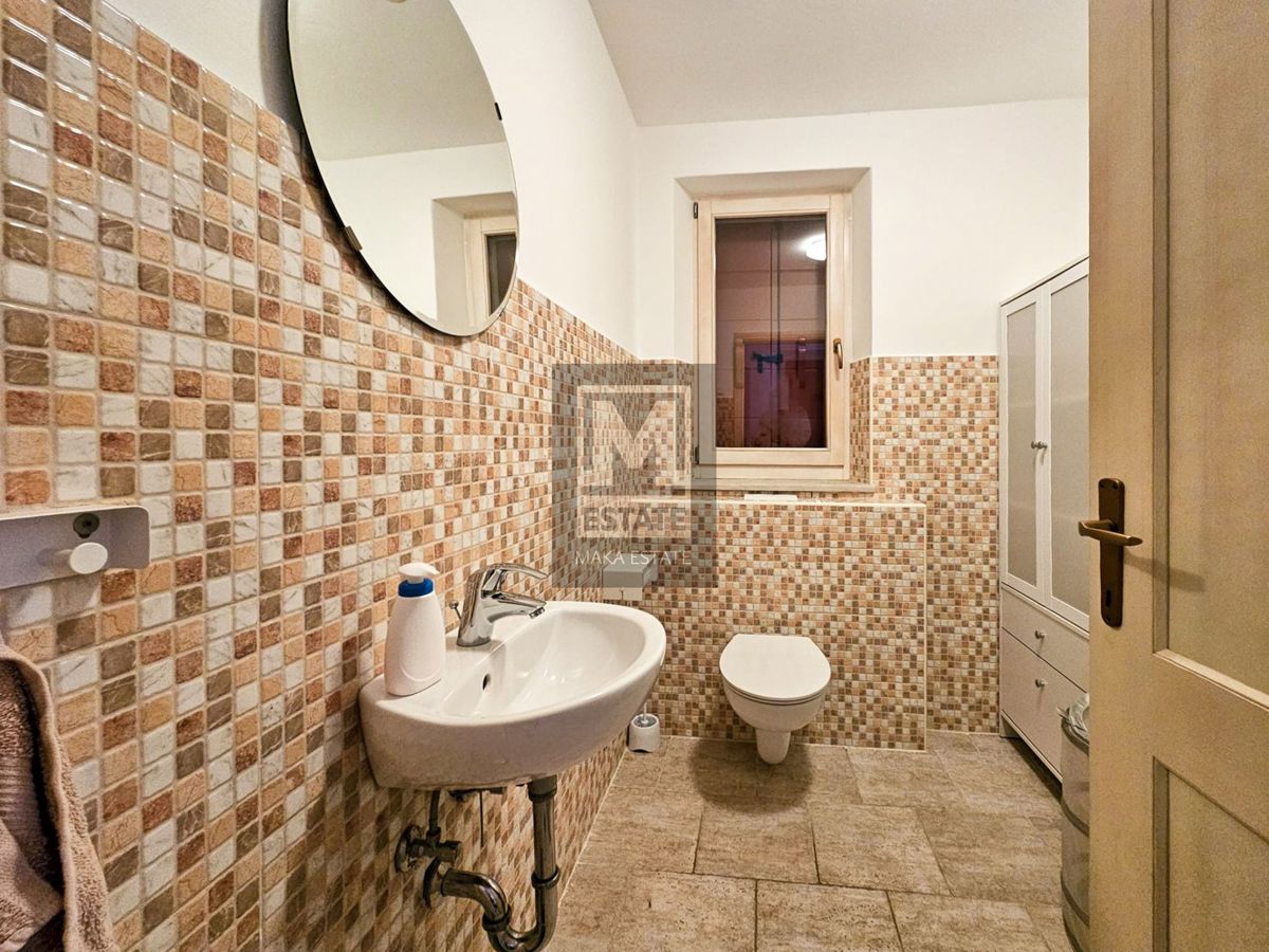 Parenzo, dintorni, villa con due appartamenti, ampio giardino e piscina!