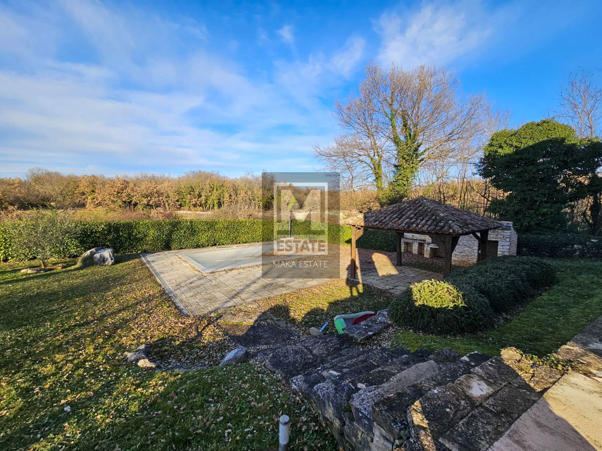 Parenzo, dintorni, villa con due appartamenti, ampio giardino e piscina!