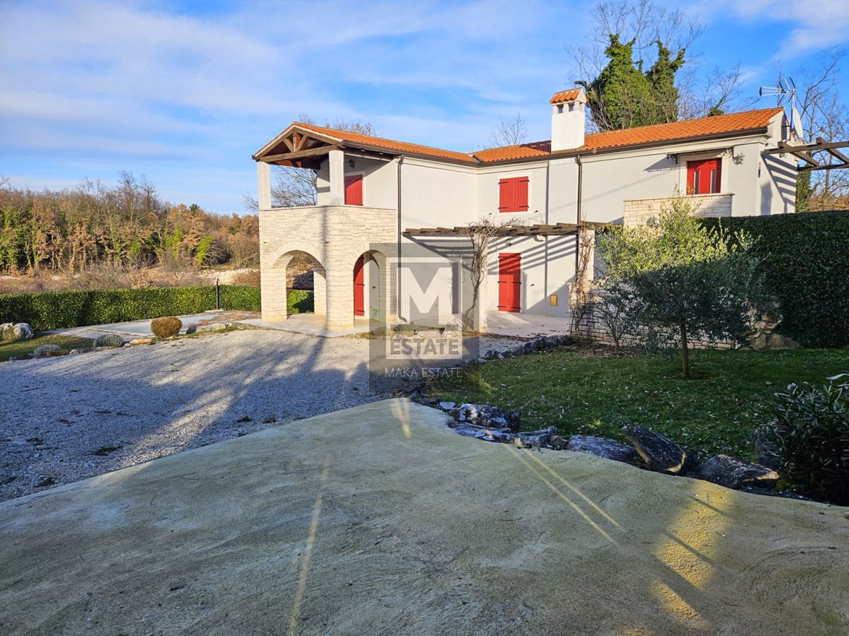 Parenzo, dintorni, villa con due appartamenti, ampio giardino e piscina!