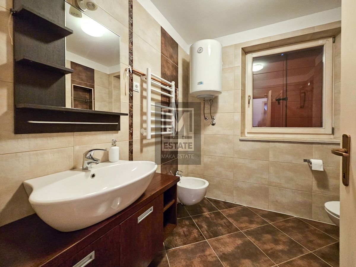 Parenzo, dintorni, villa con due appartamenti, ampio giardino e piscina!