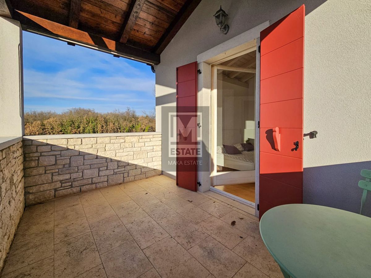 Parenzo, dintorni, villa con due appartamenti, ampio giardino e piscina!