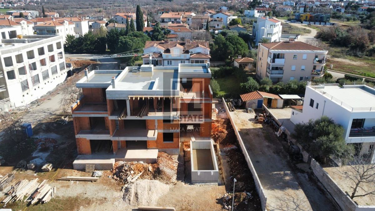 Parenzo, un'eccellente casa ultima di fila con vista sul mare e piscina!