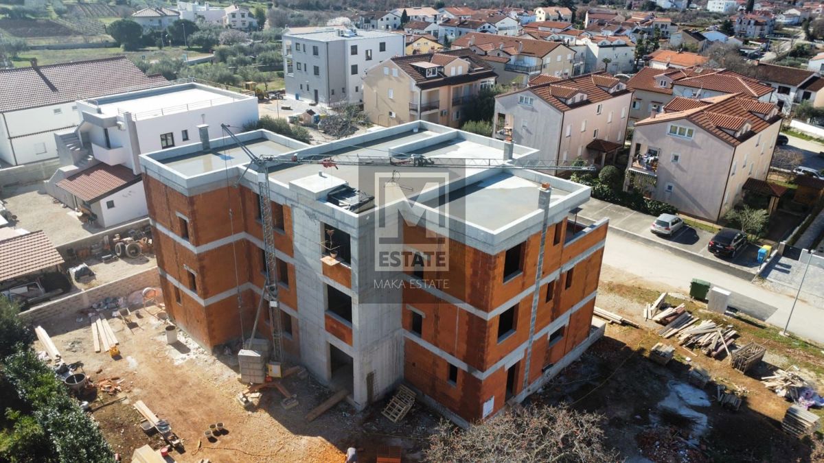 Parenzo, un'eccellente casa ultima di fila con vista sul mare e piscina!